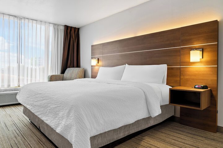 Holiday Inn Express & Suites Marion by IHG