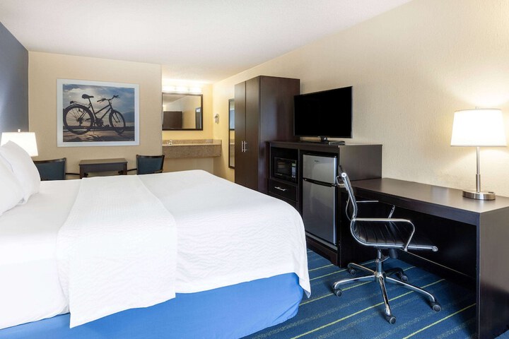 Room 8 of 30