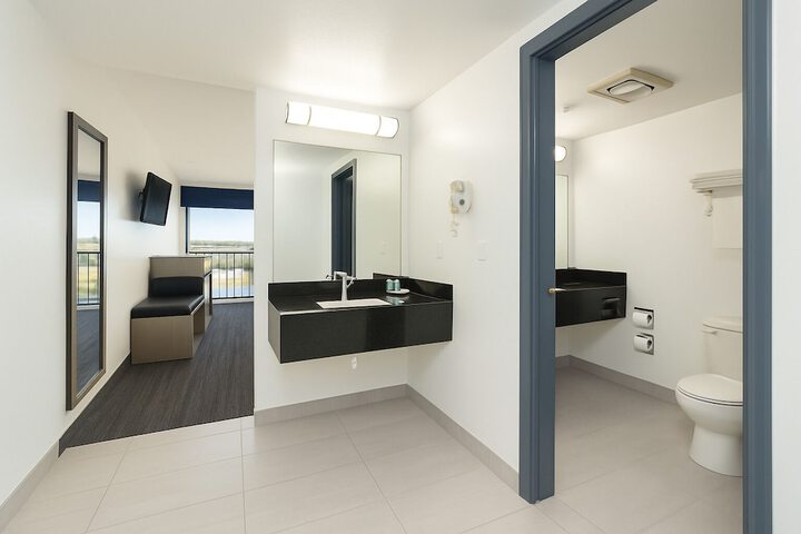 Oyster Bay Inn & Suites