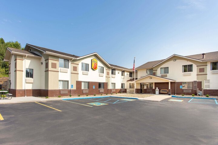 Super 8 by Wyndham Weston WV