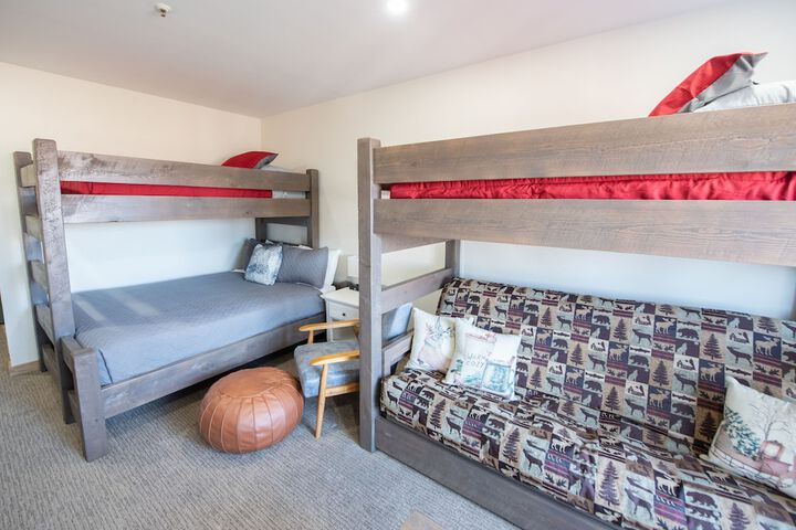 Room 28 of 142