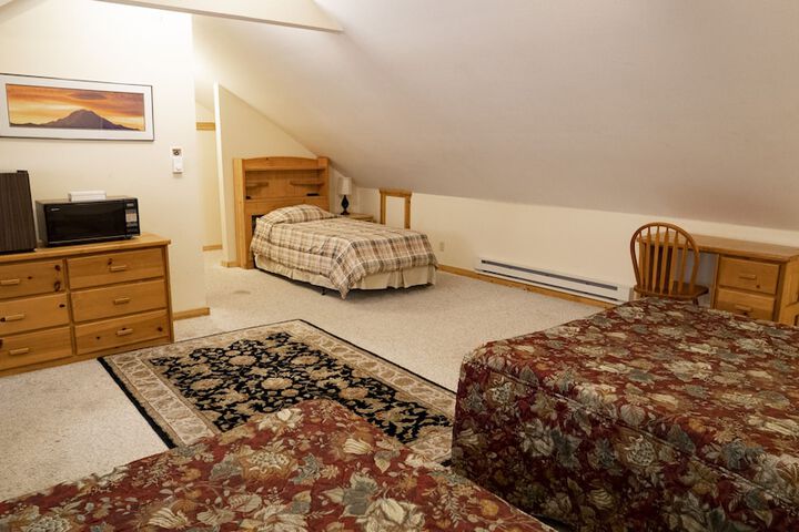 Whittakers Motel & Historic Bunkhouse