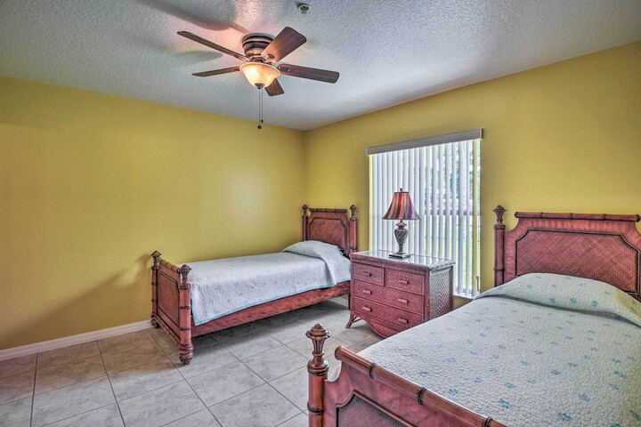 Cozy Coastal Retreat w / Grill 5 Mi to Beach