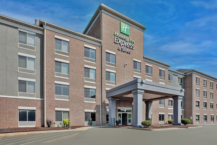 Holiday Inn Express & Suites Milwaukee Nw Park Place by IHG