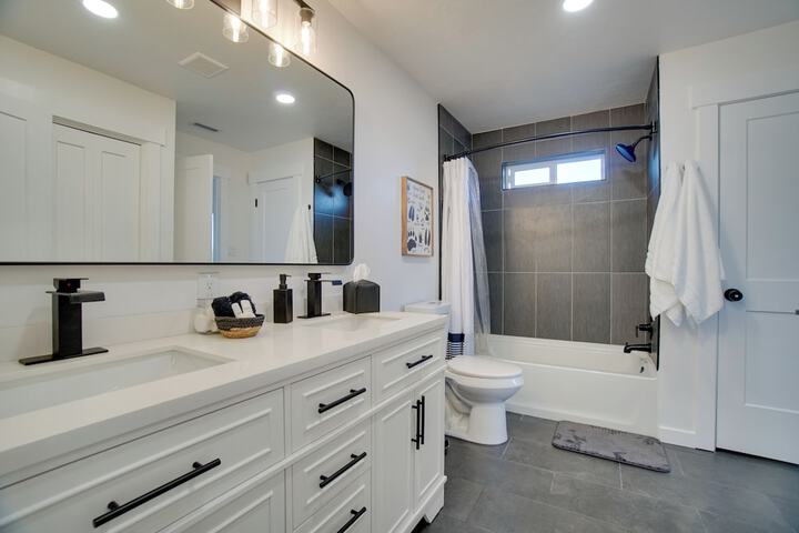 Modern Donnelly Cabin w / Private Hot Tub