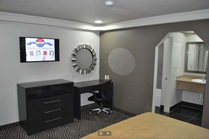Room 4 of 8
