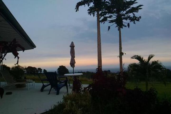 Puumoi Pink House and Sunrise Studio