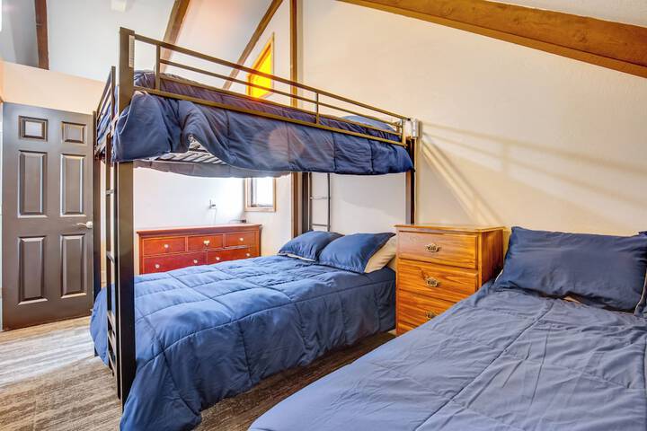 Iron River Retreat w / Sauna: Walk to Ski Brule!