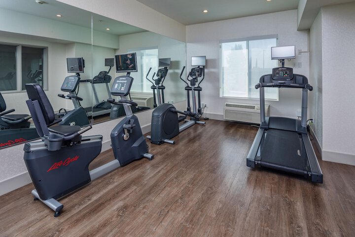 Holiday Inn Express and Suites Modesto by IHG