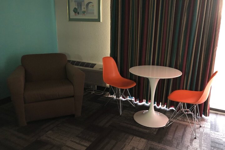 Room 33 of 60