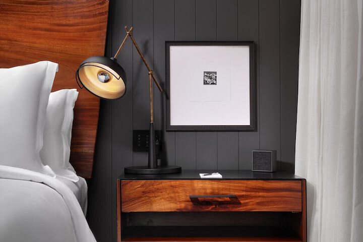 Room 27 of 142