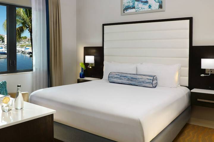 Naples Bay Resort & Marina
