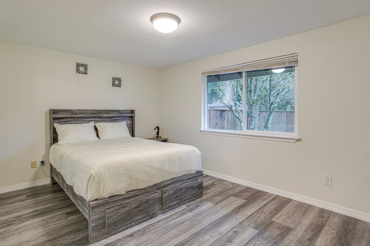 Modern Puyallup Townhome w / Backyard & Fireplace