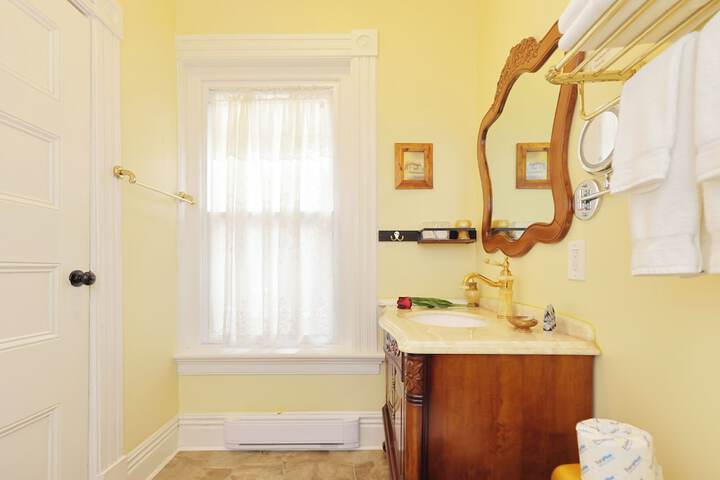 Room 93 of 252