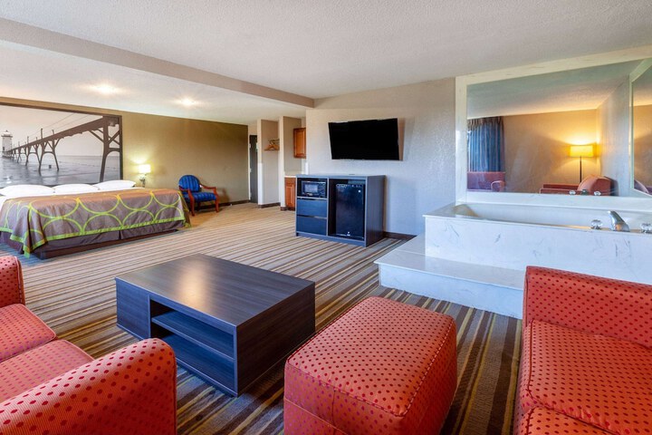 Super 8 by Wyndham Roseville / Detroit Area