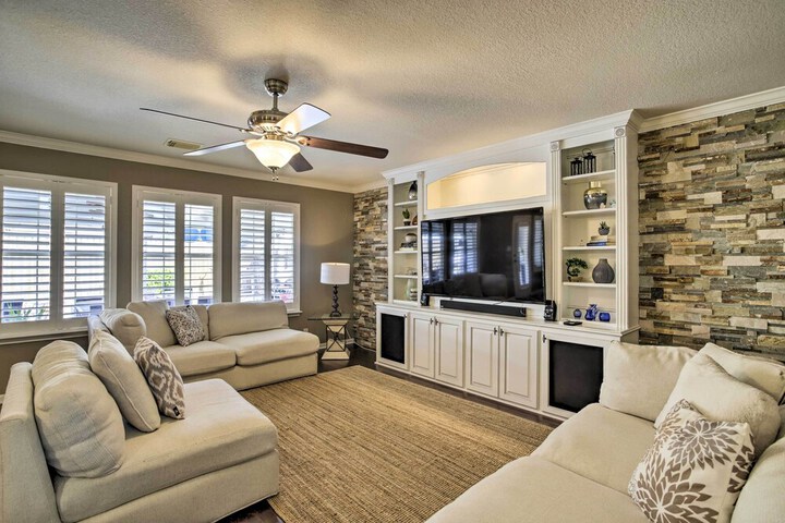 Luxe Home 30 Miles to Houston w / Pool & Grill