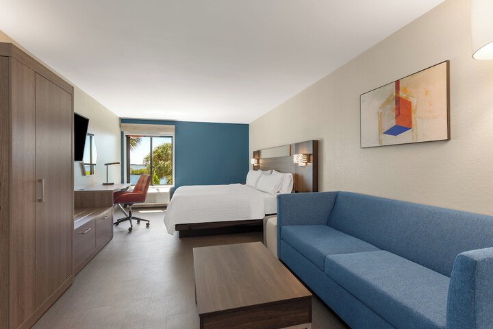 Room 10 of 33