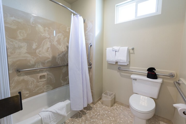 Cambria Landing Inn & Suites