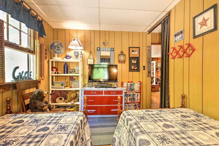 Pet-friendly Cabin w / Fire Pit BBQ & Great Deck!