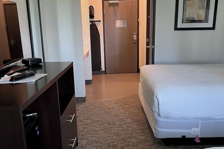 The Grove Inn & Suites