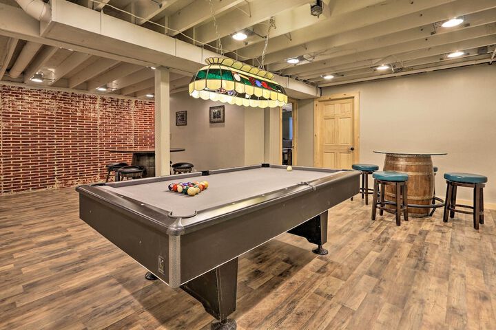 Luxe Dog-friendly Cabin w / Hot Tub & Game Room