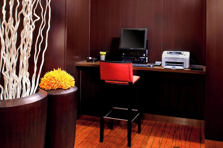 Courtyard by Marriott Pittsburgh West Homestead / Waterfront