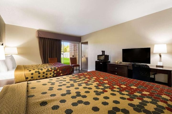 Perry Inn & Suites National Fairground I 75