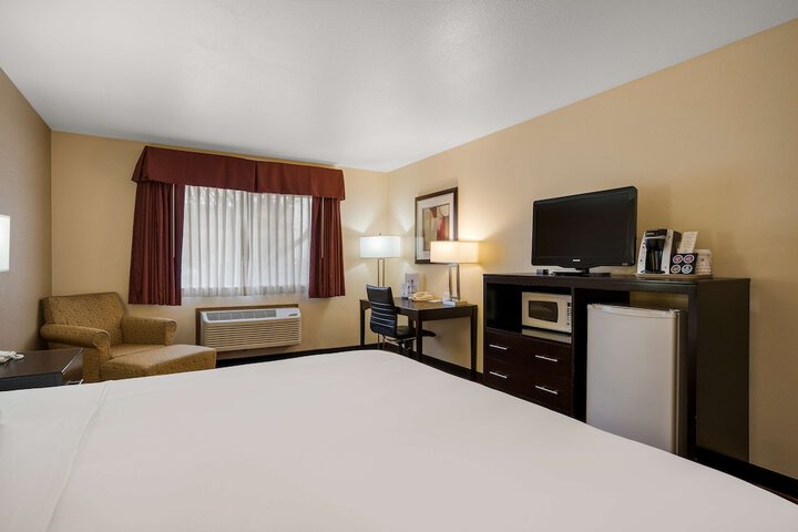 Room 8 of 33