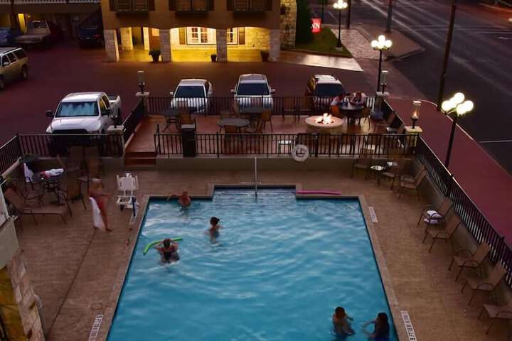 Sunday House Inn and Suites