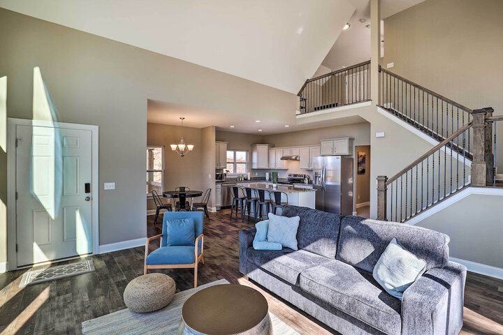Charming Retreat w / Mtn Views: Walkable Location!