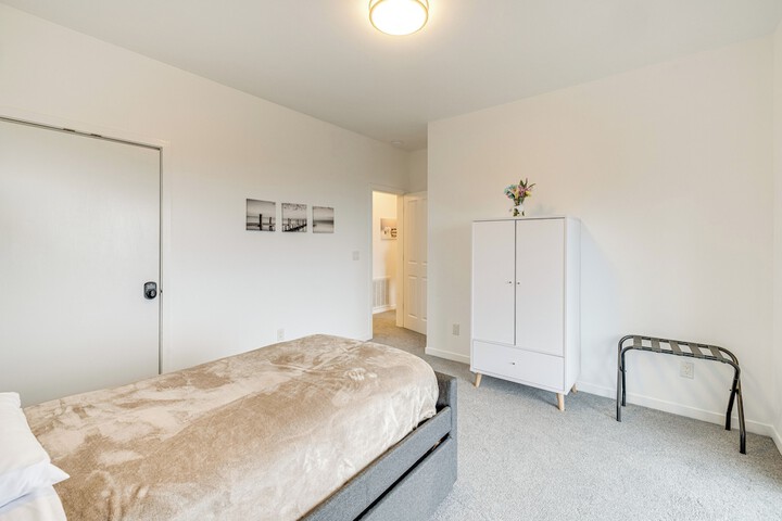 Lovely Rockaway Beach Home w / Pacific Ocean Views!