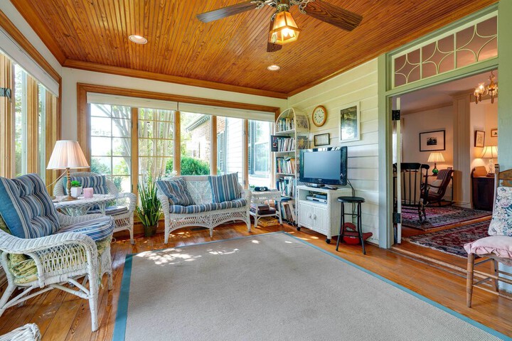 Terre Haute Manor Farmhouse w / Gardens & Deck!