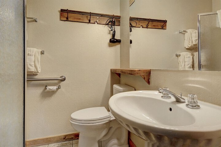 Eagle Fire Lodge & Cabins