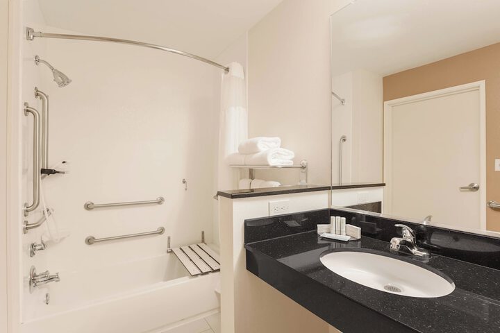 Fairfield Inn & Suites Victoria