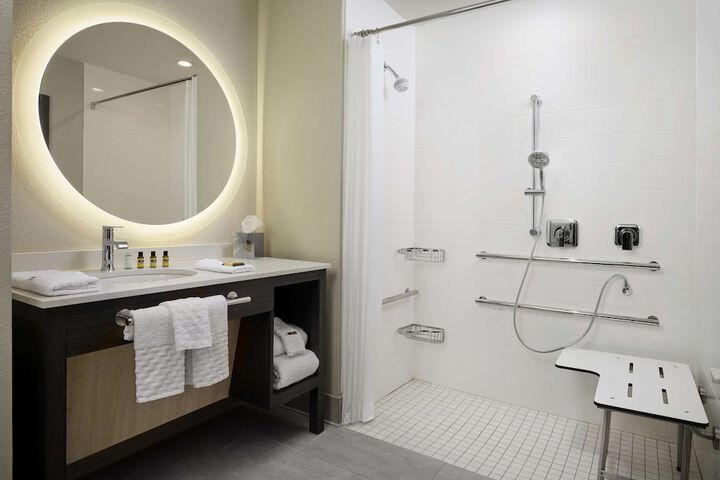 Room 17 of 28