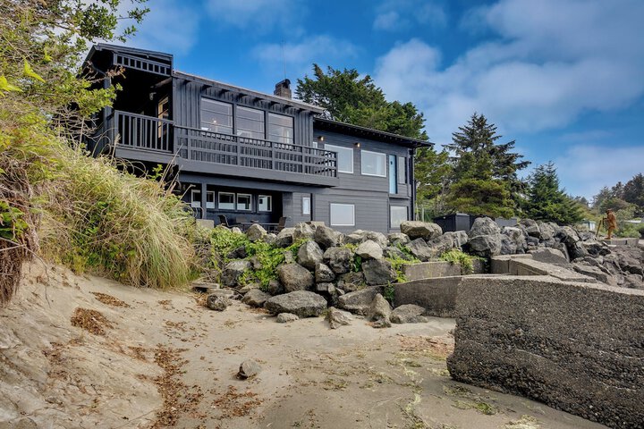 Waterfront Coos Bay Retreat w / Kayaks!