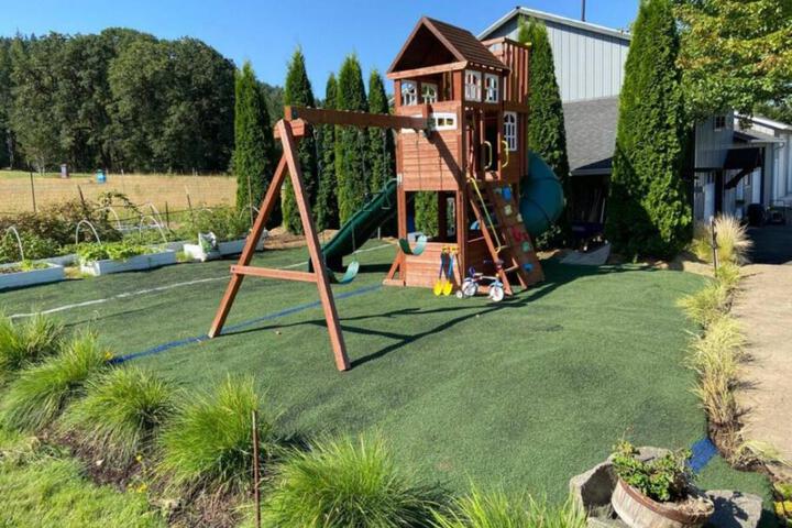 Beautiful Country Apartment AC, Pickleball, Billiards, Playground, Gardens