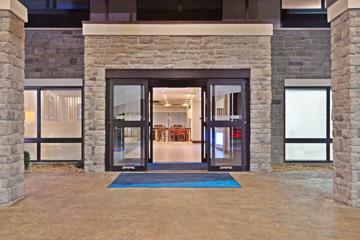 Holiday Inn Express & Suites Uniontown by IHG