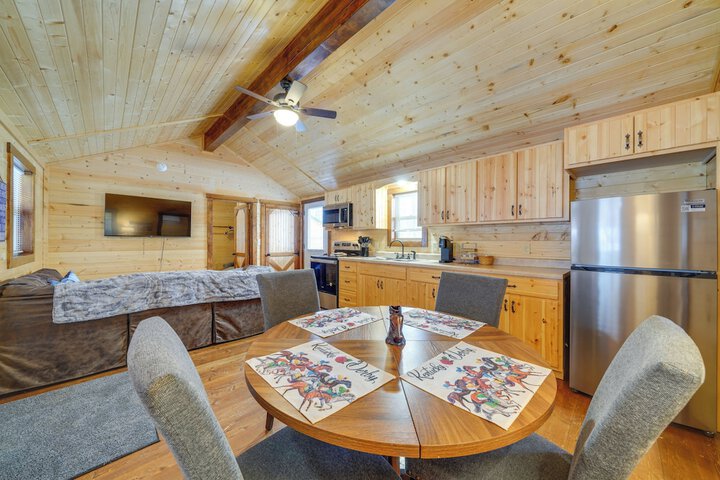 Pond-view Cabin Near Louisville on Racehorse Farm!