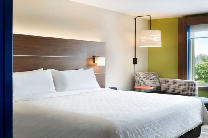 Holiday Inn Express Hotel & Suites Woodbridge by IHG