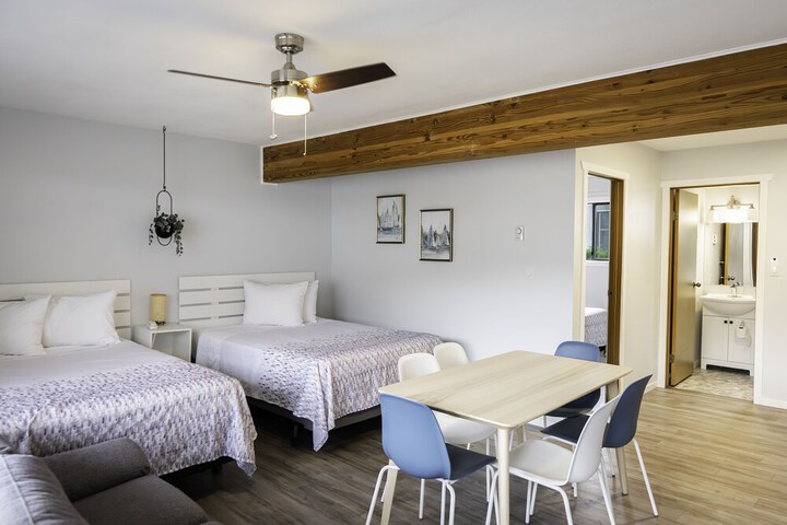 Poplars Motel on the lake