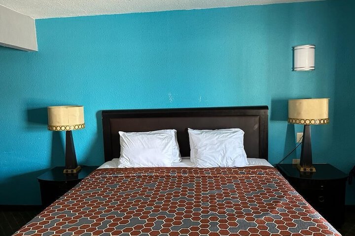 Room 27 of 33