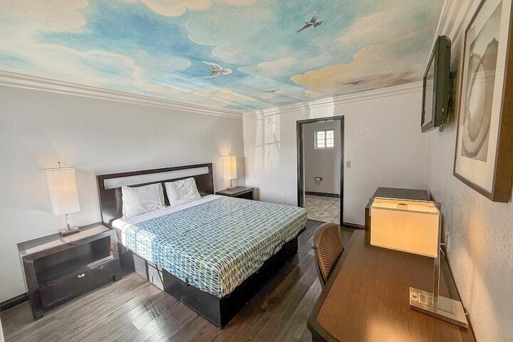 Room 5 of 18