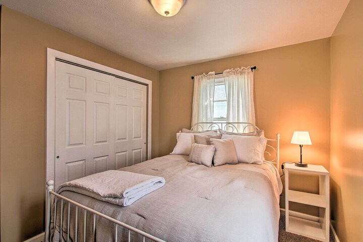 Cottage w / Yard Walk to Historic Attractions
