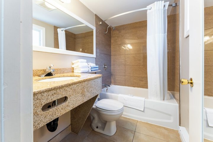 Super 8 by Wyndham Gananoque / Country Squire Resort