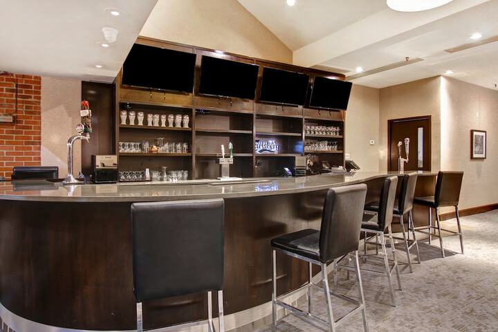 Holiday Inn Oakville Centre by IHG