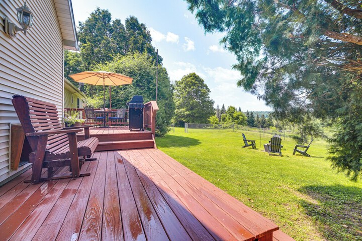 Family Getaway w / Deck: 3 Mi to Lake Champlain