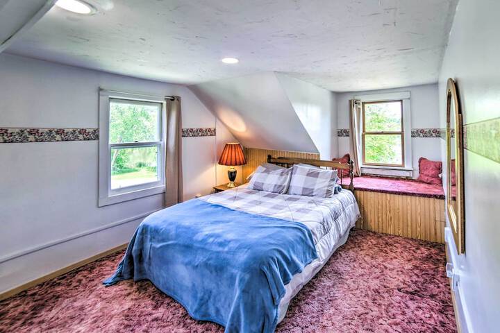 Cozy Ishpeming Cottage w / Lake & Park Views!