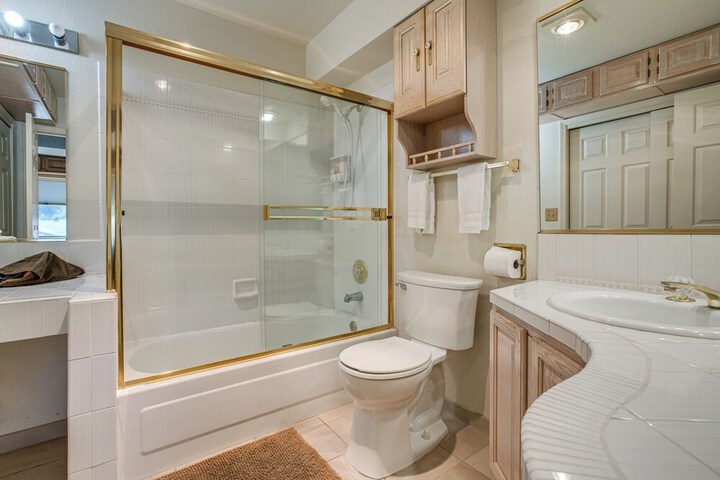 1 Mi to Diamond Peak: Townhome w / Lake Views