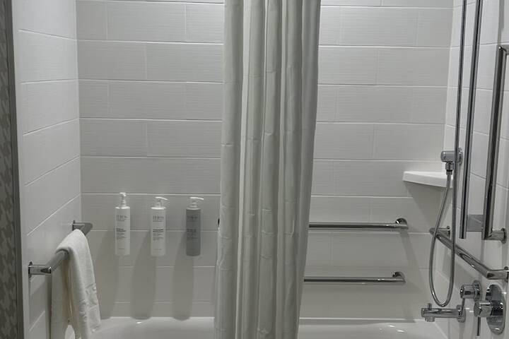 Room 4 of 10